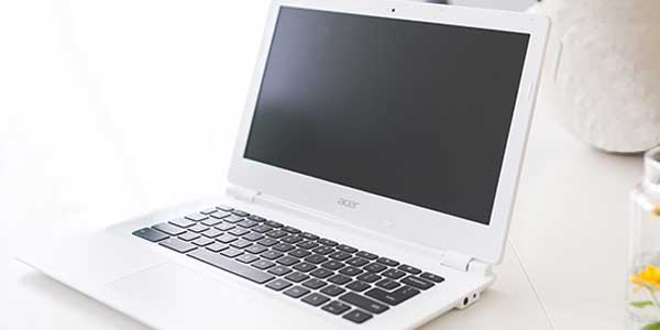 Acer Laptop mit schwarzem Display.