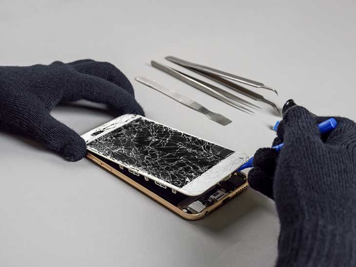 Techniker repariert Smartphone Display